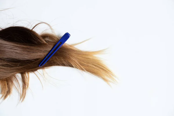 Przypięte Kobiece Włosy Leżą Białym Tle Spinka Włosach Fryzjer — Zdjęcie stockowe