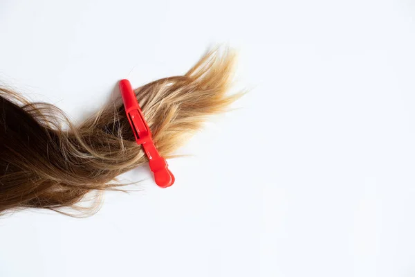 Przypięte Kobiece Włosy Leżą Białym Tle Spinka Włosach Fryzjer — Zdjęcie stockowe