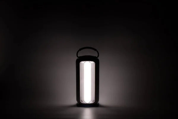 Ręczna Lampa Led Świeci Ciemności Białym Tle Świetle Cieniu — Zdjęcie stockowe