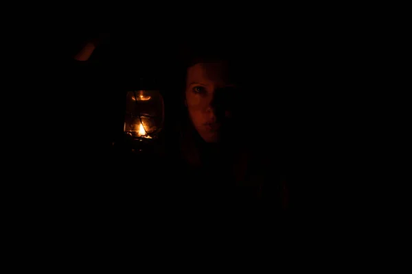Дівчина Темряві Тримає Гасову Лампу Світло Лампи — стокове фото