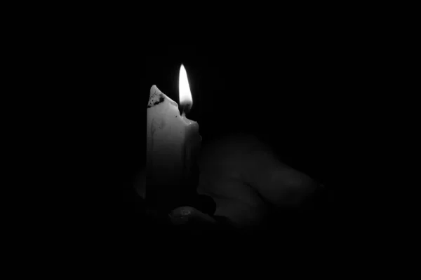 Karanlıkta Mum Tutan Bir Kız Mum Işığı Din Tatiller — Stok fotoğraf