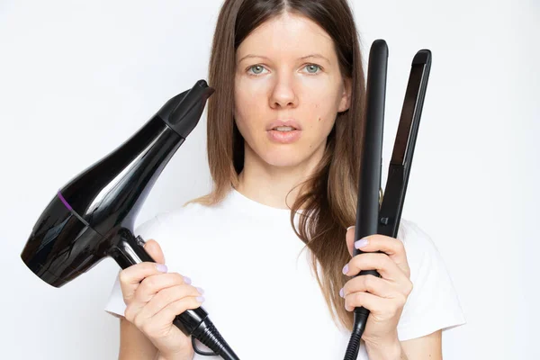 Meisje Met Krultang Haardroger Een Witte Achtergrond Kapper Haarverzorging Beroep — Stockfoto