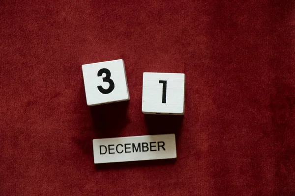 December Från Kuber Ligger Röd Bakgrund Datum För Det Nya — Stockfoto