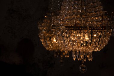 Evdeki aynanın yanında asılı kristal eski avize, eski model iç döşeme, avize.