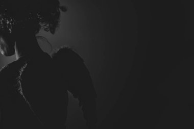 Kanatlı ve kıvırcık saçlı kadın melek, meleğim.