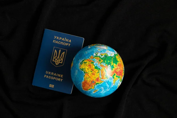 Globo Pasaporte Extranjero Ucraniano Biométrico Fondo Negro Viajes — Foto de Stock