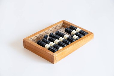 Beyaz arka planda para saymak için eski ahşap abaküs.