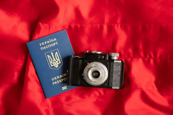 Pasaporte Ucraniano Extranjero Una Vieja Cámara Sobre Fondo Rojo Vacaciones — Foto de Stock