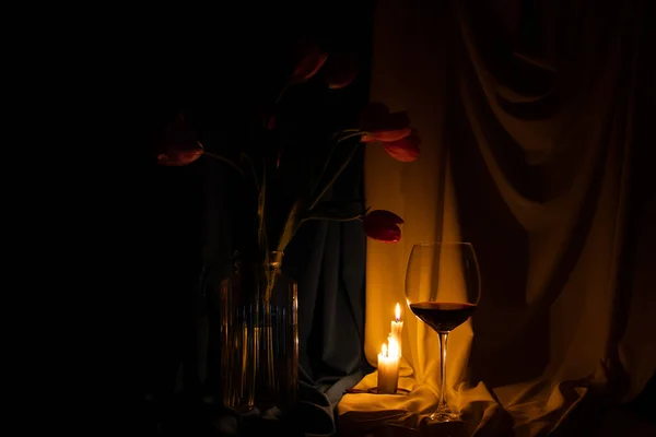 Tulipes Verre Avec Vin Rouge Des Bougies Sur Fond Drapeau — Photo