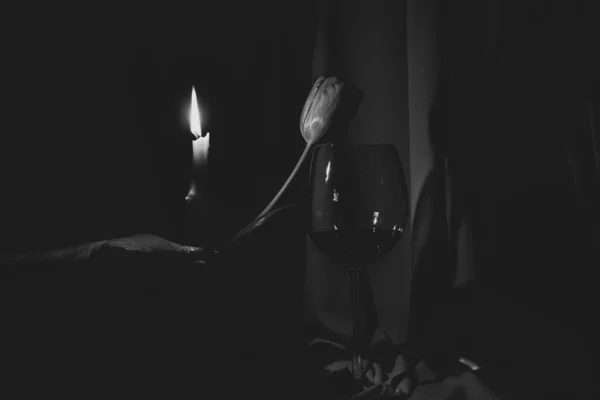 Verre Vin Une Tulipe Une Bougie Main Dans Obscurité Vacances — Photo