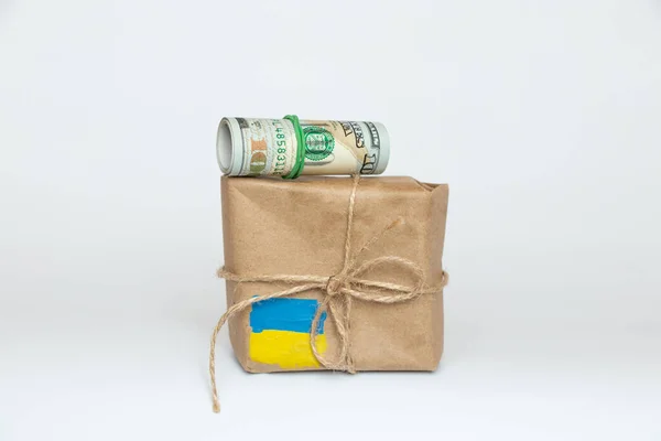 Коричнева Коробка Розписаним Прапором України Сотнею Доларів Білому Тлі Гуманітарна — стокове фото