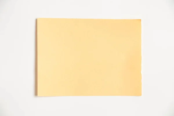 白い背景に孤立した黄色い紙のカード — ストック写真