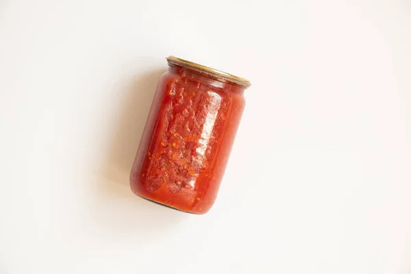 Guci Gelas Kaleng Jus Tomat Diisolasi Pada Latar Belakang Putih — Stok Foto