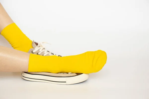 Damesbenen Gele Sokken Zomersportschoenen Een Witte Achtergrond — Stockfoto