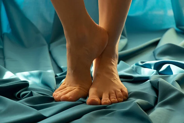 Frauenfüße Auf Blauem Stoff Unter Sonnenlicht Und Schatten Mädchenfüße — Stockfoto