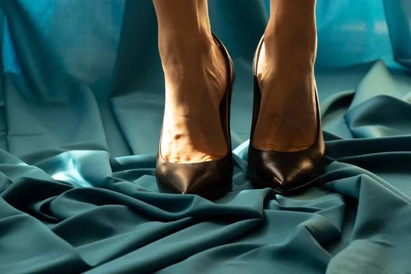 Pernas Femininas Sapatos Couro Preto Com Saltos Altos Tecido Azul — Fotografia de Stock