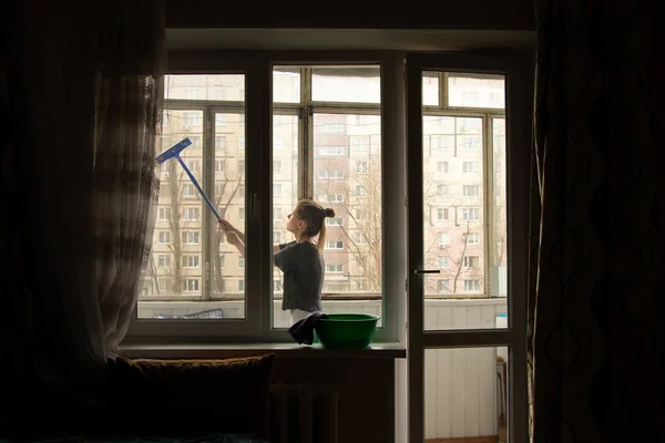 Het Meisje Wast Het Raam Het Appartement Maakt Schoon — Stockfoto