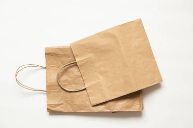 Kahverengi kağıt ambalaj çantası beyaz arkaplanda izole edildi