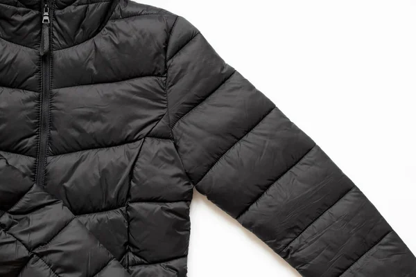 Μαύρο Φουσκωτό Χειμωνιάτικο Σακάκι Βρίσκεται Λευκό Φόντο Ρούχα — Φωτογραφία Αρχείου