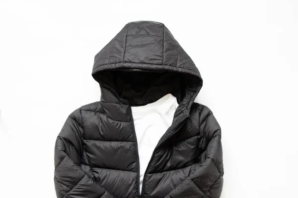 Siyah Kabarık Kış Ceketi Beyaz Arka Planda Yatıyor Giysiler — Stok fotoğraf