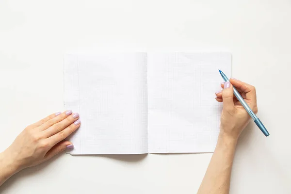 Weibliche Hände Schreiben Ein Notizbuch Einem Käfig Auf Weißem Hintergrund — Stockfoto
