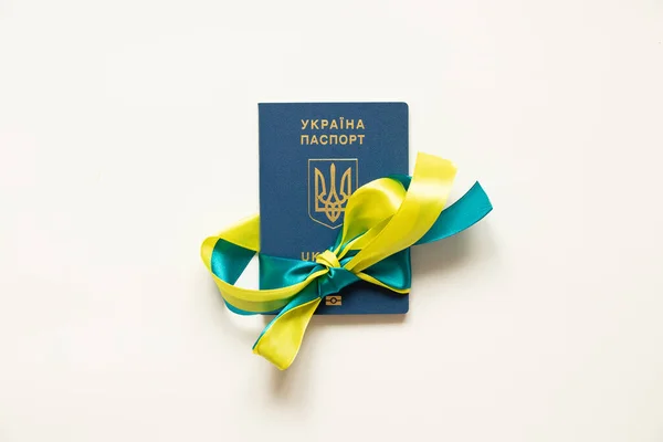 Passaporte Biométrico Estrangeiro Amarrado Com Uma Fita Bandeira Ucrânia Sobre — Fotografia de Stock