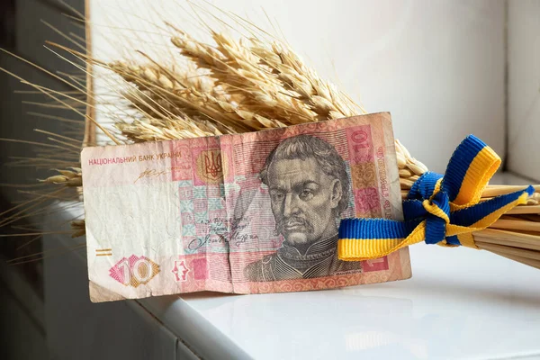 乌克兰格里夫尼亚和伊万 马泽帕在钞票和麦穗上绑有乌克兰国旗彩带 — 图库照片