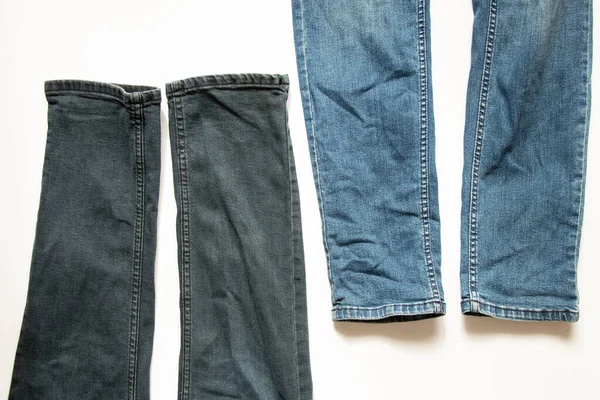 Dois Pares Jeans Masculinos Diferentes Jazem Fundo Branco — Fotografia de Stock