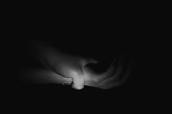 Uma Mão Homem Segura Uma Mão Mulher Escuro Chão Violência — Fotografia de Stock