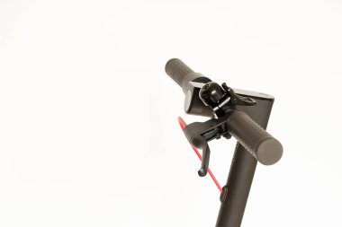 Beyaz arka planda siyah elektrikli scooter, şehir ulaşımı