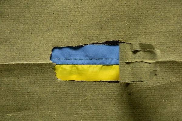 Yırtık Yeşil Kağıt Ukrayna Bayrağı Delikte Arka Plan Olarak Görünür — Stok fotoğraf