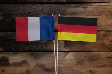 Tahtada Almanya ve Fransa bayrakları, iki ülke arasında dostluk