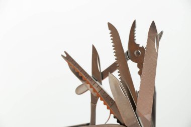 Beyaz arka planda çok işlevli bıçak.