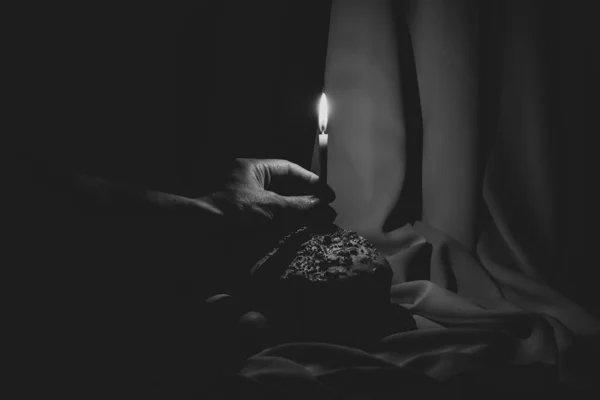 Χέρι Μιας Γυναίκας Εισάγει Ένα Κερί Ένα Κέικ Πάσχα Ασπρόμαυρη — Φωτογραφία Αρχείου