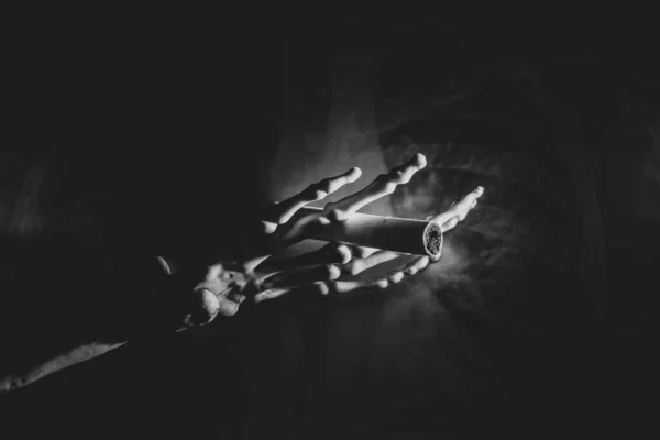 Skeletthand Mit Zigarette Auf Einem Röntgenbild Der Lungen Dunkeln Rauchen — Stockfoto