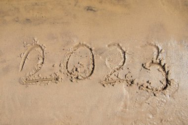 2023 Ukrayna 'daki Dinyeper Nehri' nin kıyısındaki kumlara yazılmıştır.