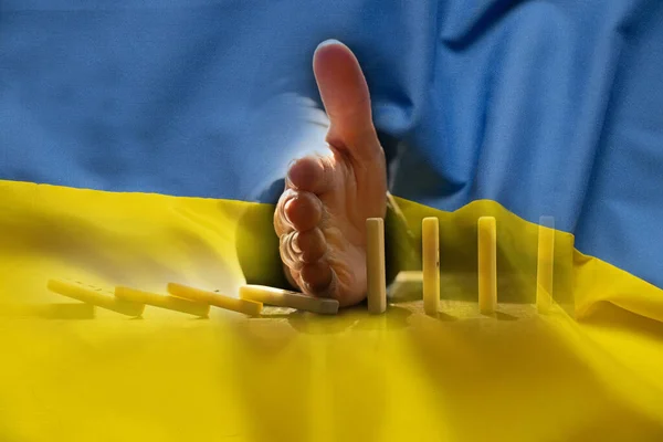 Ukrayna Bayrağının Arka Planında Kadın Eli Domino Taşları Güç Destek — Stok fotoğraf