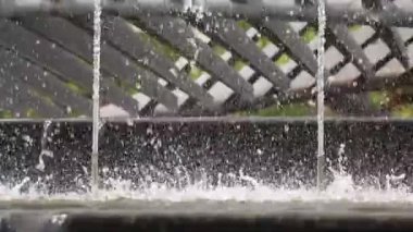 Parklardaki çeşme taşların ve akıntıların üzerine düşüyor, video arka planda