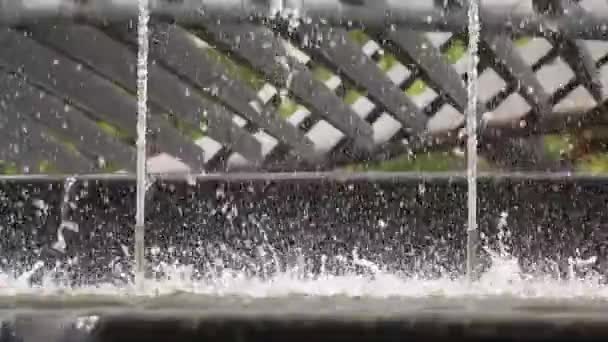 Fontana Della Città Parchi Cade Pietre Flussi Video Come Sfondo — Video Stock