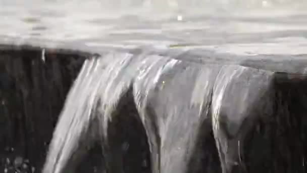 公園の街の噴水は石や流れ 背景としてのビデオに落ちる — ストック動画