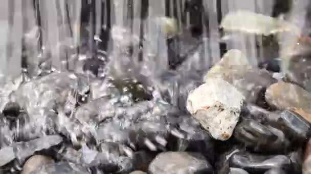 Городской Фонтан Парках Падает Камни Потоки Видео Фон — стоковое видео
