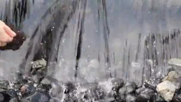 Fuente Ciudad Los Parques Cae Sobre Piedras Flujos Video Como — Vídeos de Stock