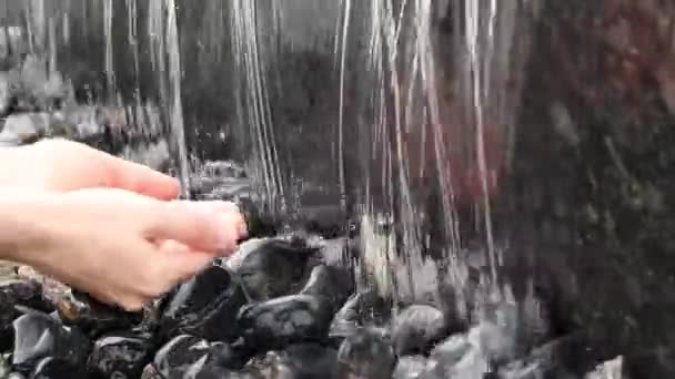 Les Femmes Mains Sous Ruisseau Eau Tombant Dans Une Fontaine — Video