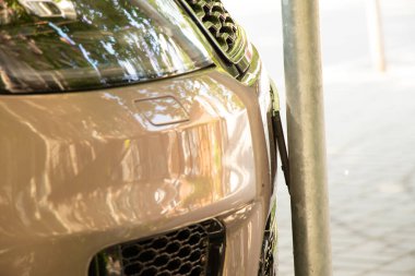 Araba park etmiş ve park yerinde demir bir direğe çarpmış.