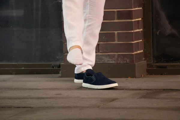 Man Puts Short White Socks His Feet Next Stand Blue — Stock Photo, Image