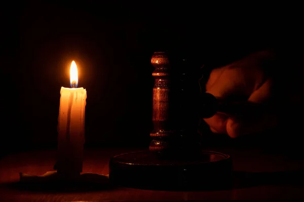 Eine Hand Hält Einen Gerichtsgabel Dunkeln Der Nähe Einer Kerze — Stockfoto