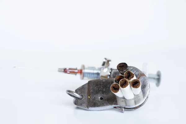 Una Jeringa Cigarrillos Están Esposados Fondo Blanco Adicción Las Drogas —  Fotos de Stock