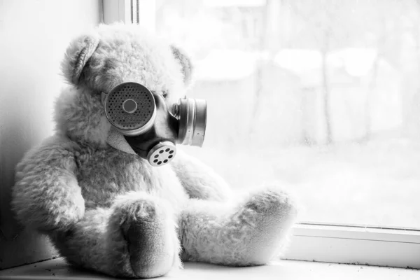 一只泰迪熊穿着防毒面具 化学武器 黑白照片坐在房子的窗上 — 图库照片