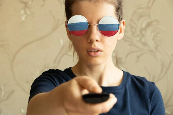 Bandeira Rússia Nos Óculos Menina Nas Mãos Controle Remoto Rússia — Fotografia de Stock