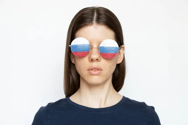 Σημαία Της Ρωσίας Γυαλιά Ενός Κοριτσιού Λευκό Φόντο Τυφλή Και — Φωτογραφία Αρχείου